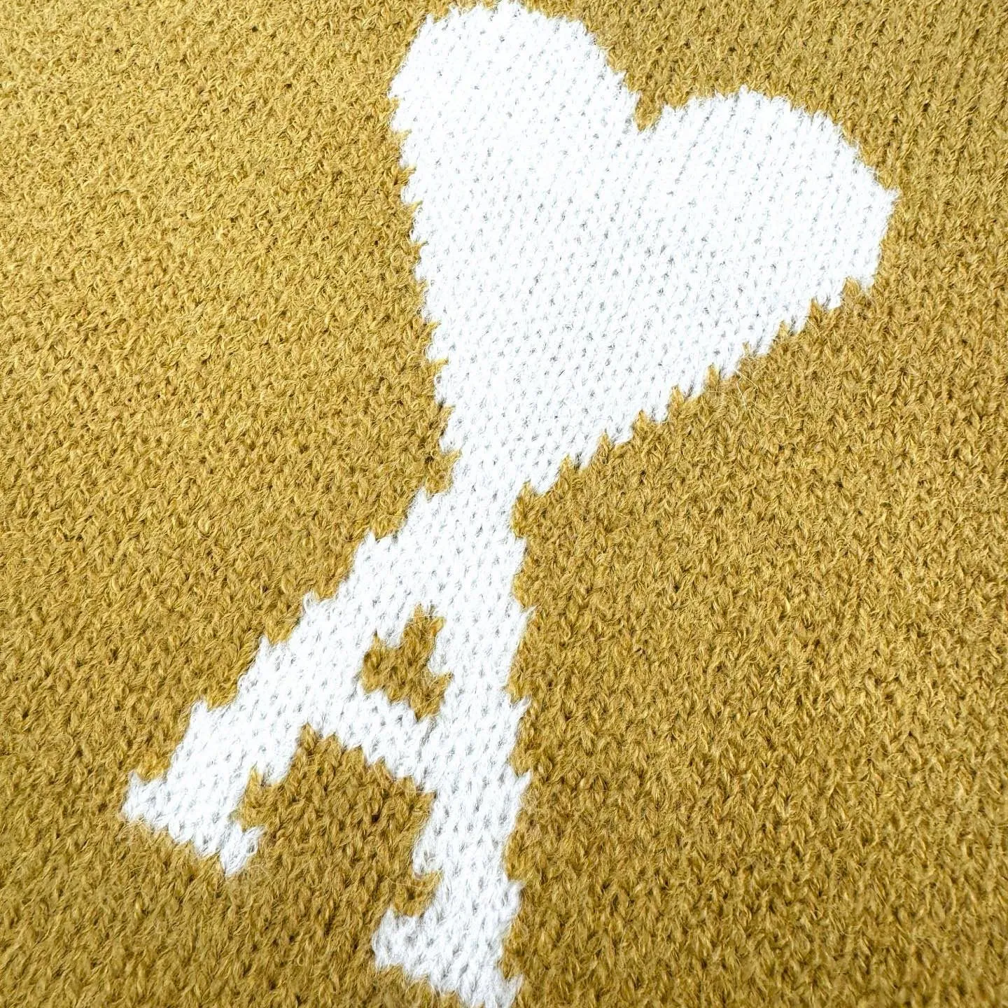 [Exclusive supply] Ami love jacquard crew neck sweater (Yellow). The original purchase was 4,900 and developed. The fabric is made of custom-woven and custom-dyed luxurious Merino wool. It is soft and delicate, comfortable and close to the skin. It uses high-grade morning mist gray as the ink. The gentle riot of grayscale aesthetics. A contrasting love heart jumps on the chest. It quietly exudes its own charming halo. The brand is fully recognizable. The elegance and casualness of French fashion is the ultimate simplification of color. It also conveys the love and persistence of life. Meet the undisputed king of Versatile with extreme simplicity. It is made of jacquard tissue imported from Germany. The arrangement and interweaving of yarns are precisely controlled and carefully interwoven on the loom. The Ami love jacquard art pattern is inlaid. The fabric is more vivid and three-dimensional, and the garment washing water is softened and deodorized. Professional washing equipment and specific detergents are used to deeply clean and deodorize the clothes to improve the feel and appearance of the clothes. Size:S-M-L-XL